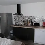 Logement Spacieux Rez-de-chaussee, Jardin, Stationnement Devant, A 5 Minutes A Pied Du Centre De Vakantiehuis