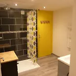 Logement Spacieux Rez-de-chaussee, Jardin, Stationnement Devant, A 5 Minutes A Pied Du Centre De Vakantiehuis