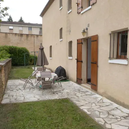 Logement Spacieux Rez-de-chaussee, Jardin, Stationnement Devant, A 5 Minutes A Pied Du Centre De Vakantiehuis