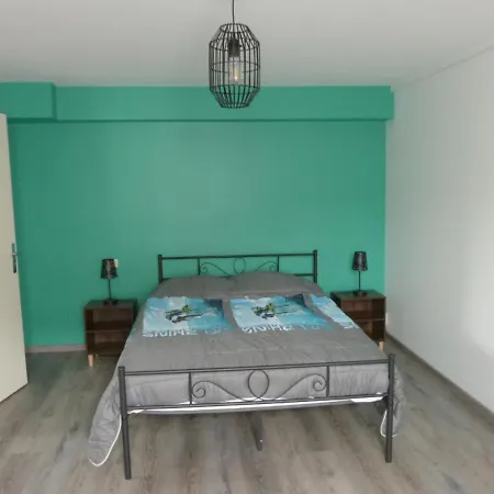 Logement Spacieux Rez-de-chaussee, Jardin, Stationnement Devant, A 5 Minutes A Pied Du Centre De