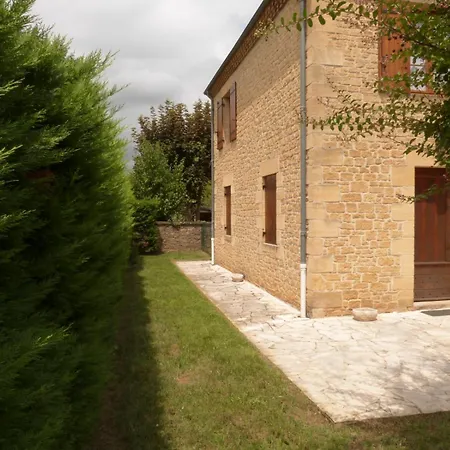 Maison De Sarlat: Spacious Garden Retreat Near Town Center Holiday home