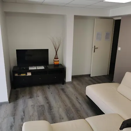 Vakantiehuis Logement Spacieux Rez-de-chaussee, Jardin, Stationnement Devant, A 5 Minutes A Pied Du Centre De
