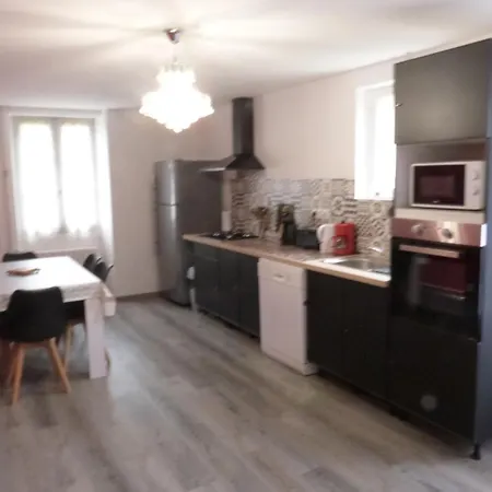 Logement Spacieux Rez-de-chaussee, Jardin, Stationnement Devant, A 5 Minutes A Pied Du Centre De * Sarlat-la-Canéda