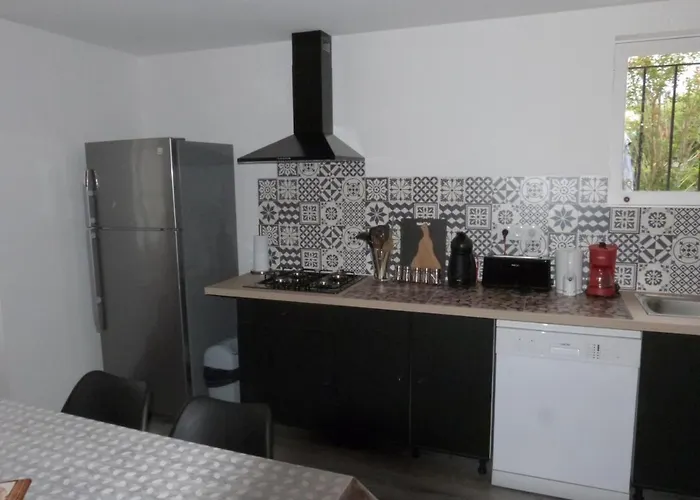 Logement Spacieux Rez-de-chaussee, Jardin, Stationnement Devant, A 5 Minutes A Pied Du Centre De Prázdninový dům