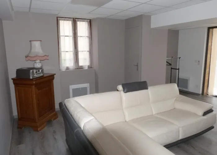 Logement Spacieux Rez-de-chaussee, Jardin, Stationnement Devant, A 5 Minutes A Pied Du Centre De Prázdninový dům *
