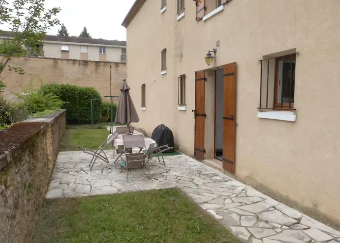 Logement Spacieux Rez-de-chaussee, Jardin, Stationnement Devant, A 5 Minutes A Pied Du Centre De Prázdninový dům