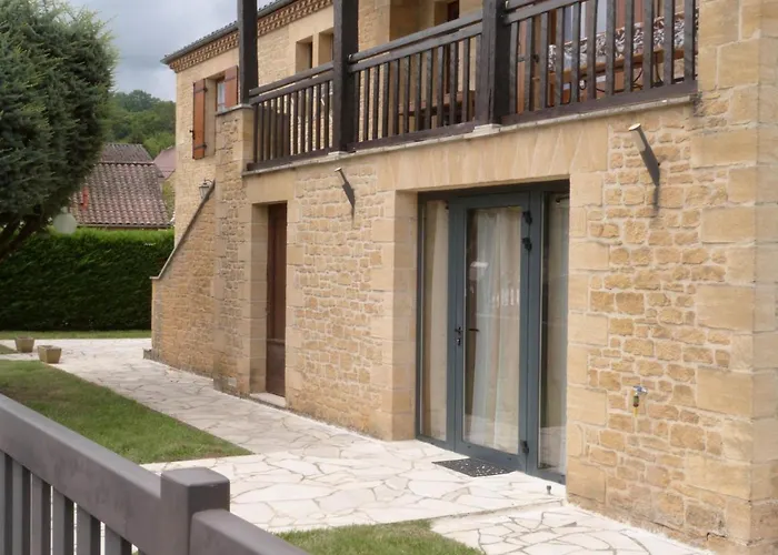 Logement Spacieux Rez-de-chaussee, Jardin, Stationnement Devant, A 5 Minutes A Pied Du Centre De *