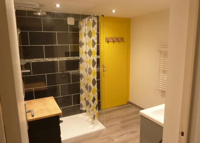 Logement Spacieux Rez-de-chaussee, Jardin, Stationnement Devant, A 5 Minutes A Pied Du Centre De Prázdninový dům