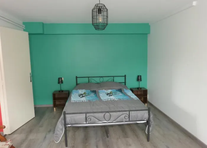 Logement Spacieux Rez-de-chaussee, Jardin, Stationnement Devant, A 5 Minutes A Pied Du Centre De