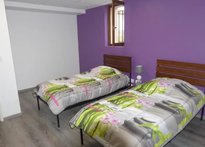 Logement Spacieux Rez-de-chaussee, Jardin, Stationnement Devant, A 5 Minutes A Pied Du Centre De Sarlat-la-Canéda