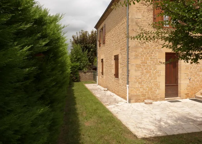 Logement Spacieux Rez-de-chaussee, Jardin, Stationnement Devant, A 5 Minutes A Pied Du Centre De Prázdninový dům