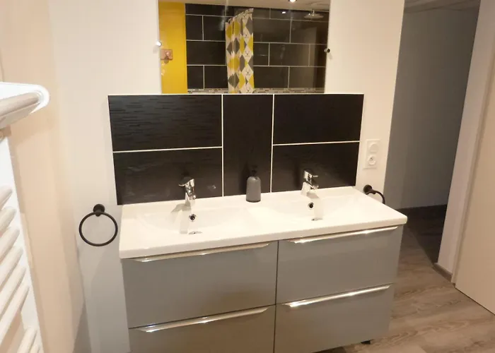 Logement Spacieux Rez-de-chaussee, Jardin, Stationnement Devant, A 5 Minutes A Pied Du Centre De Sarlat-la-Canéda