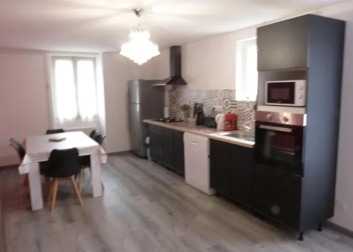 Logement Spacieux Rez-de-chaussee, Jardin, Stationnement Devant, A 5 Minutes A Pied Du Centre De * Sarlat-la-Canéda